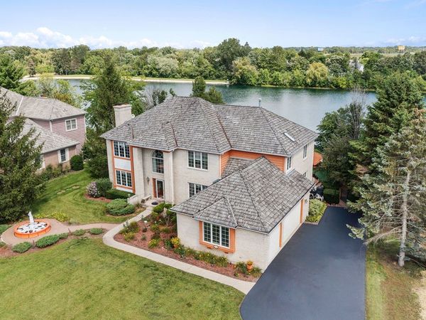 28951 Forest Lake Lane, Libertyville, IL 60048