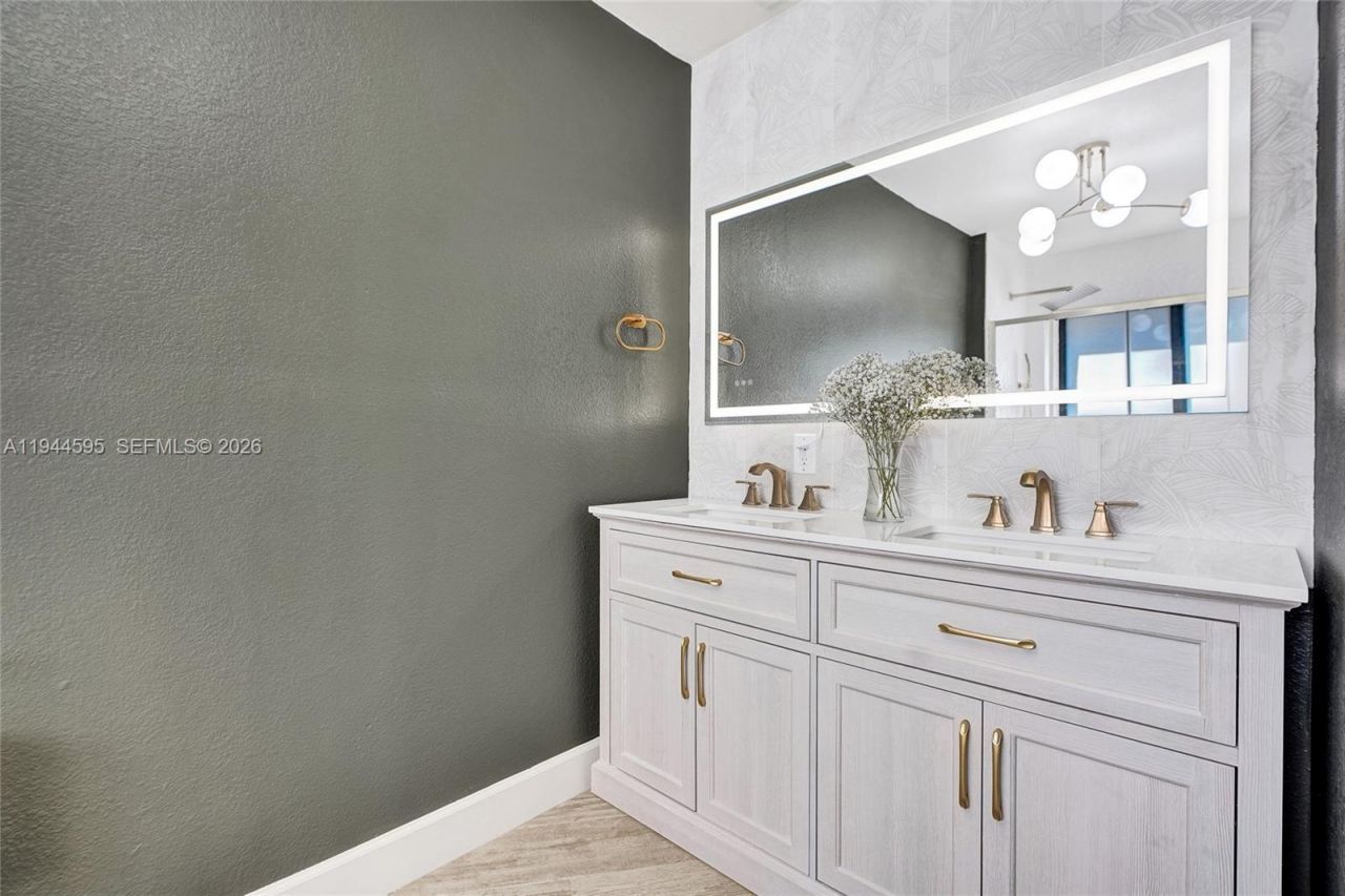 13740 SW 18th St, Miami, FL 33175 Photo