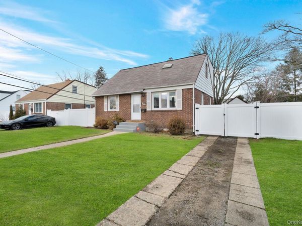 37 9th Street, Hicksville, NY 11801