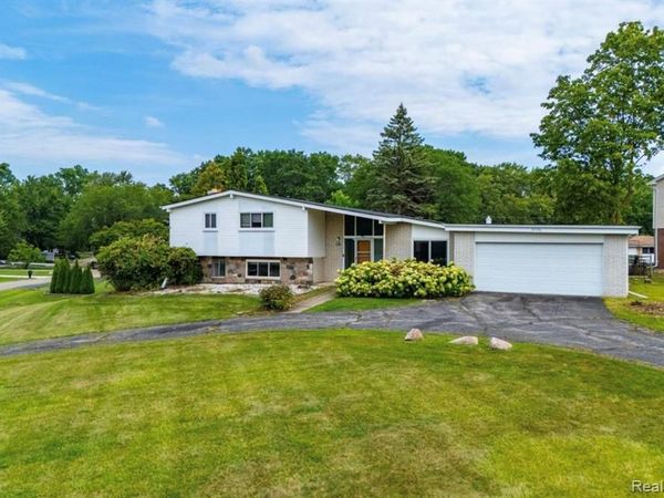 5590 Pembury, West Bloomfield Twp, MI 48322