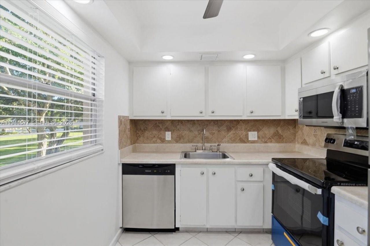13350 SW 1st St, Unit 205P, Pembroke Pines, FL 33027 Photo