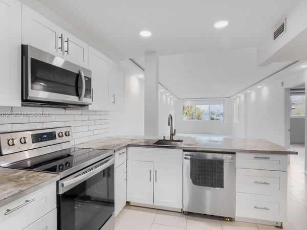 441 NE 195th St, Unit 205, Miami, FL 33179
