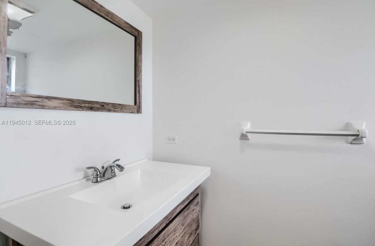 441 NE 195th St, Unit 205, Miami, FL 33179 Photo