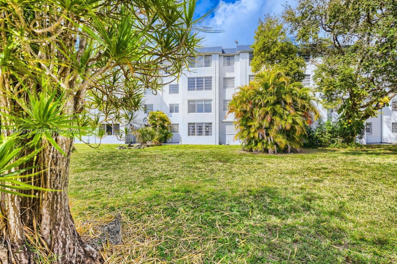 441 NE 195th St, Unit 205, Miami, FL 33179 Photo