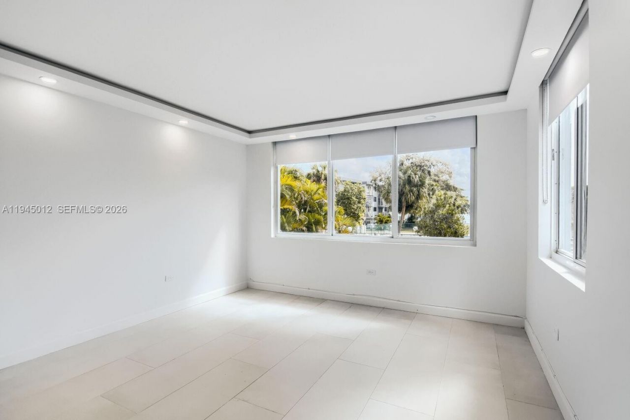 441 NE 195th St, Unit 205, Miami, FL 33179 Photo