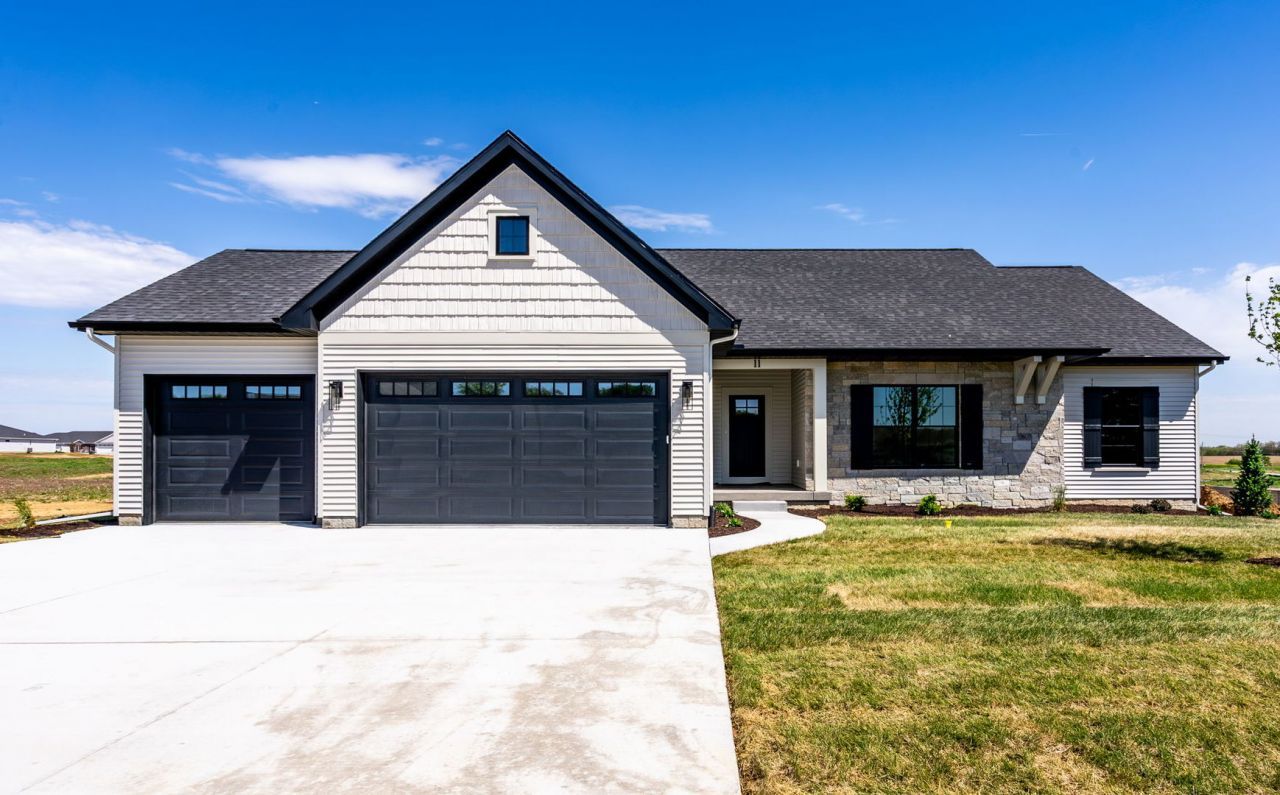 11 Viola Drive, LeClaire, IA 52753 Main Photo