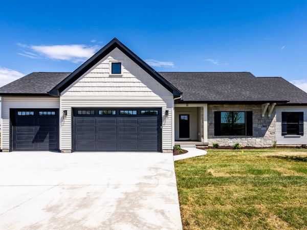 11 Viola Drive, Leclaire, IA 52753