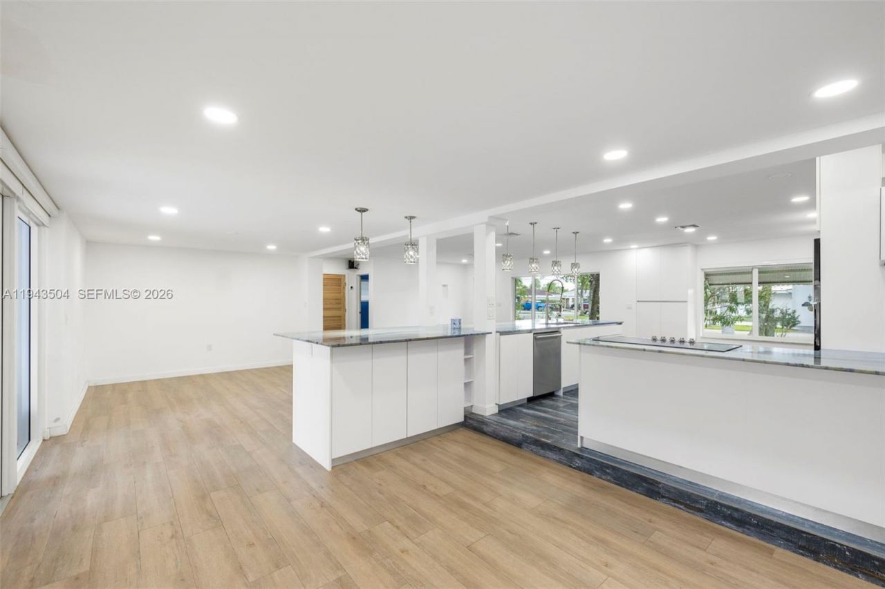 1895 Ixora Rd , North Miami, FL 33181 Photo