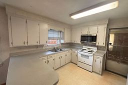 1805 Chadsworth Drive photo 4