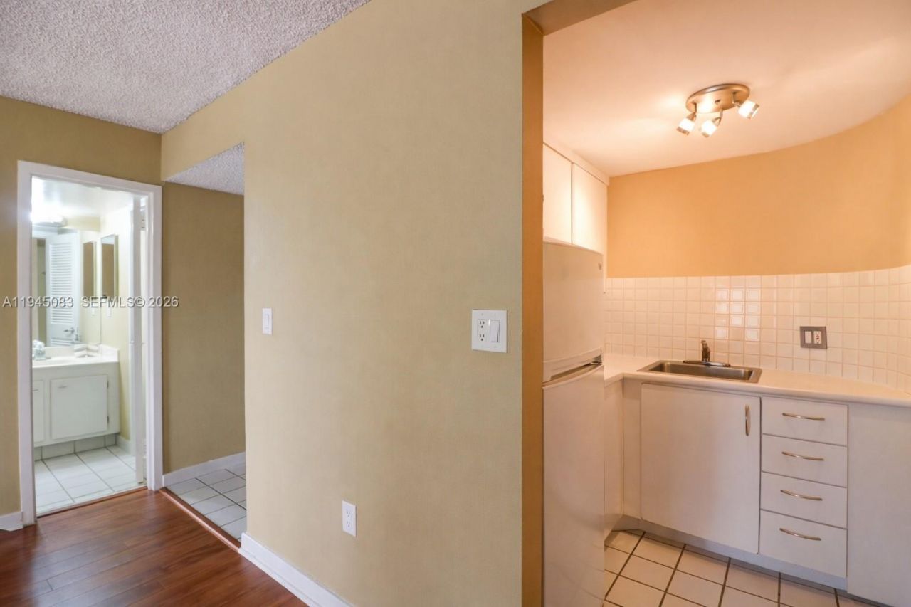1650 NE 115th St, Unit 505, Miami, FL 33181 Photo