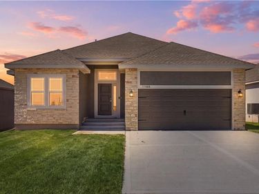 11460 N Auburndale Circle, Kansas City, MO 64157