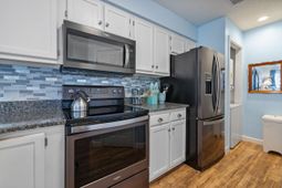 1900 Duffy St. photo 4