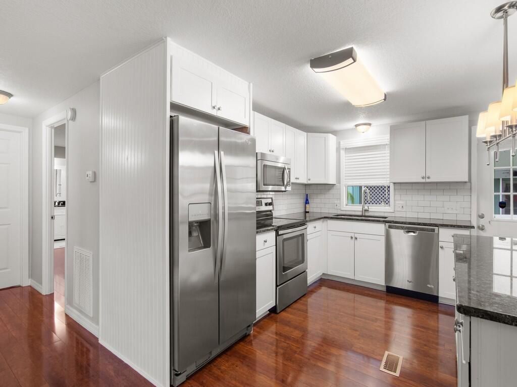 395 NE Jade Circle, Jensen Beach, FL 34957 Photo