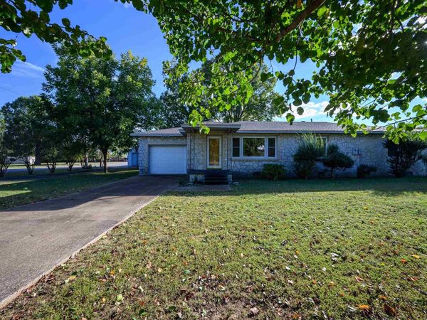 515 E Center Street, Cave City, AR 72521