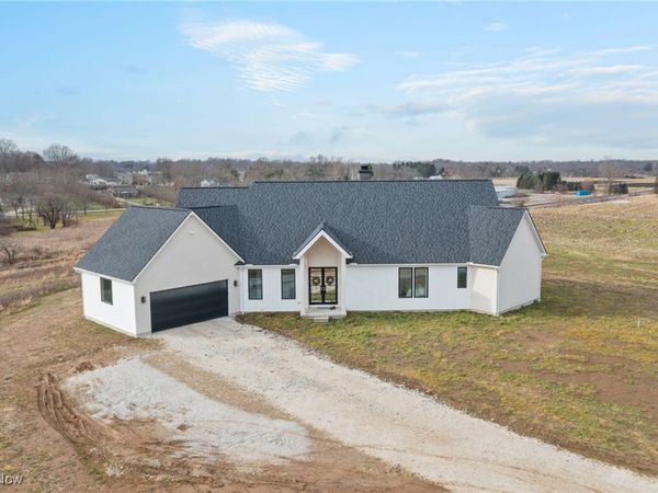 10311 Hunting Hills Avenue NE, Hartville, OH 44632