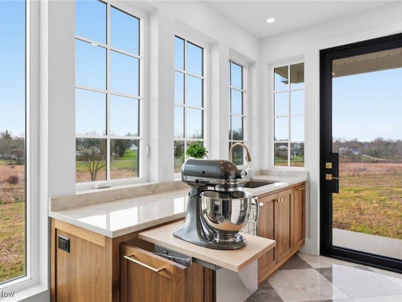 10311 Hunting Hills Avenue NE, Hartville, OH 44632 Photo 12