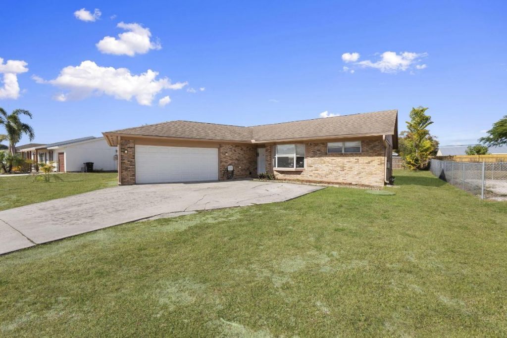 449 SE Oakridge Drive, Port Saint Lucie, FL 34984 Photo