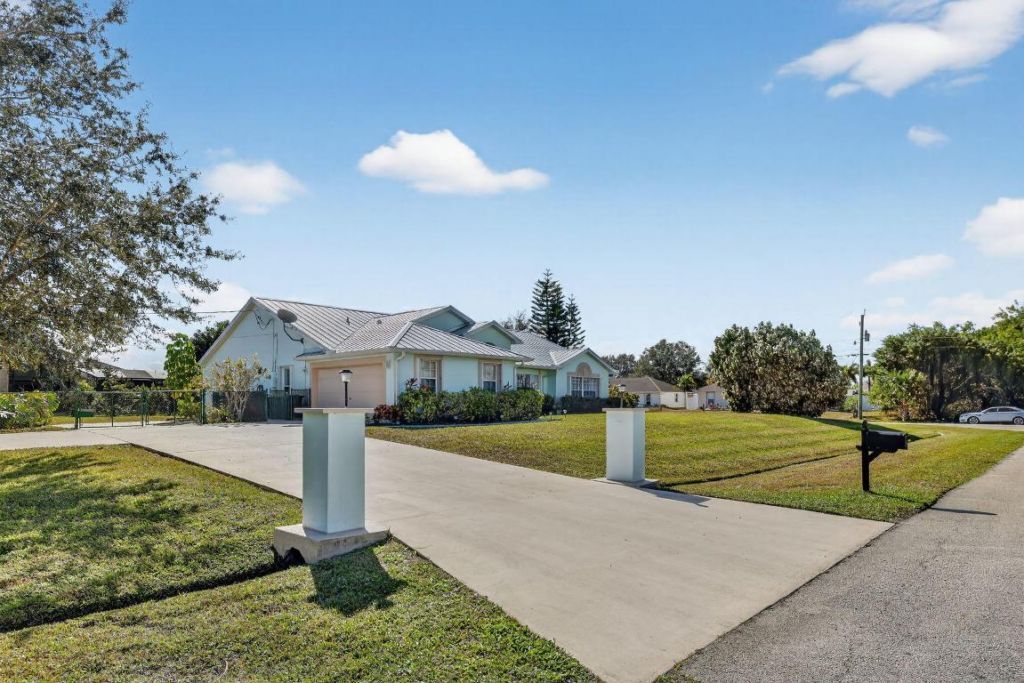 184 SW Uneeda Place, Port Saint Lucie, FL 34953 Photo