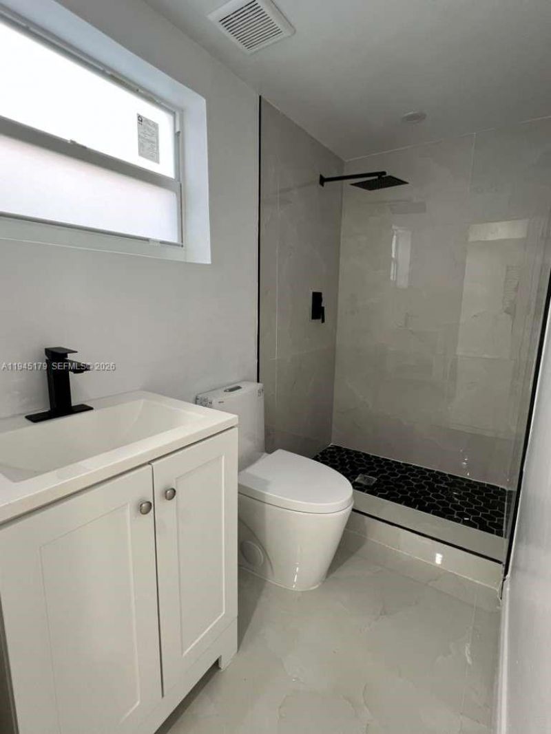 2850 NW 7th St, Fort Lauderdale, FL 33311 Photo