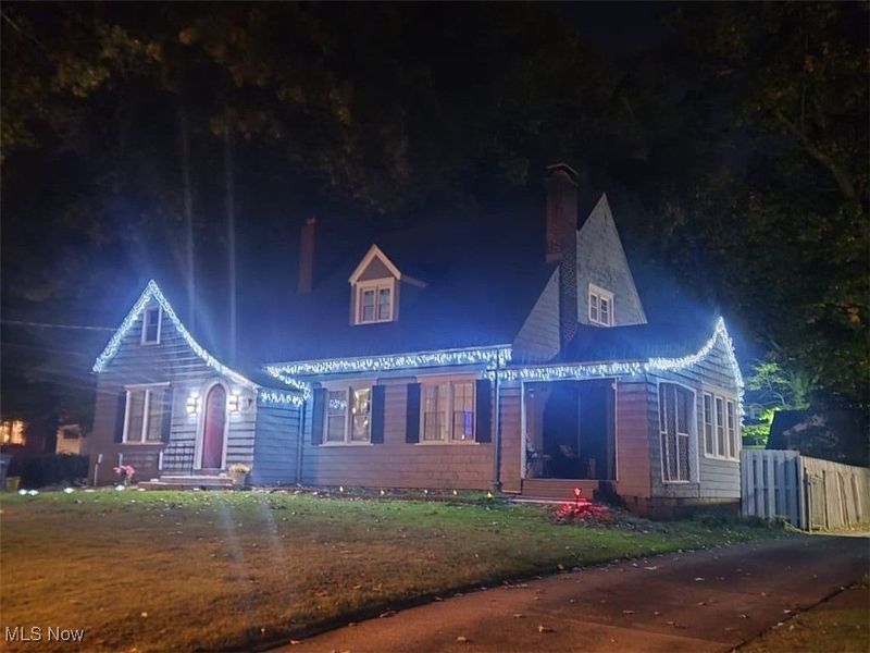 423 Bradley Lane, Youngstown, OH 44504 Photo 2