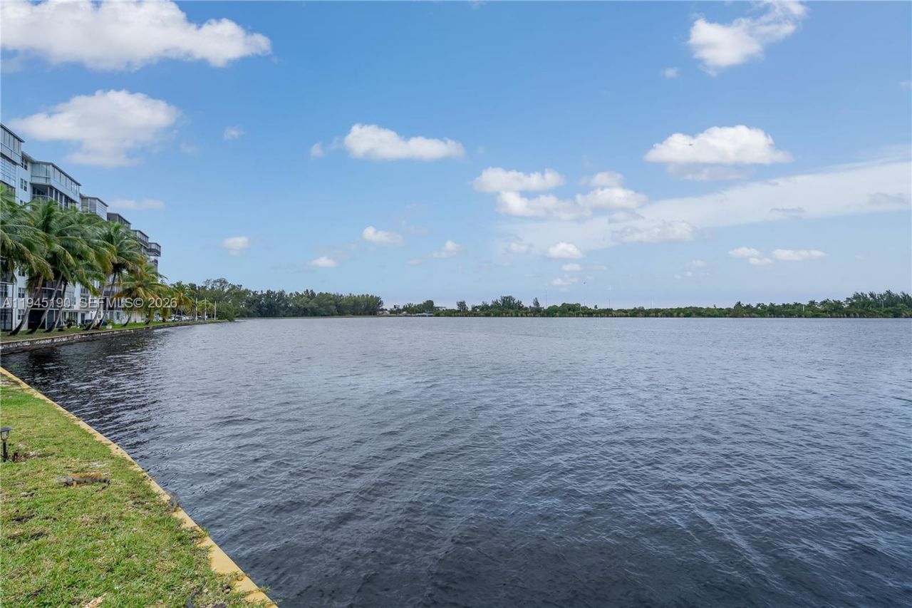 1075 NE Miami Gardens Dr, Unit 306, Miami, FL 33179 Photo