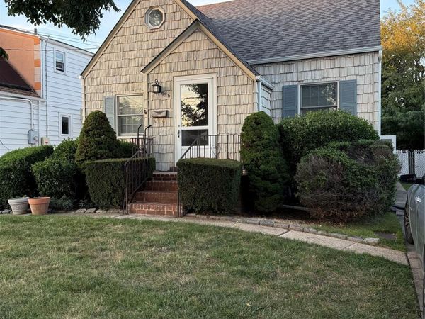 956 Cherry Lane, Floral Park, NY 11001