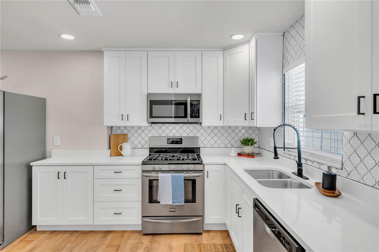 1825 Shore Acres Blvd Ne, Saint Petersburg, FL 33703 Photo