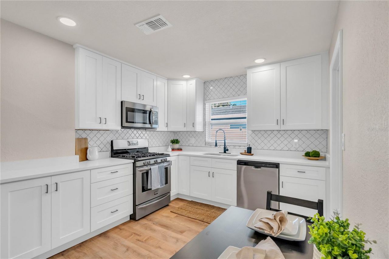 1825 Shore Acres Blvd Ne, Saint Petersburg, FL 33703 Photo