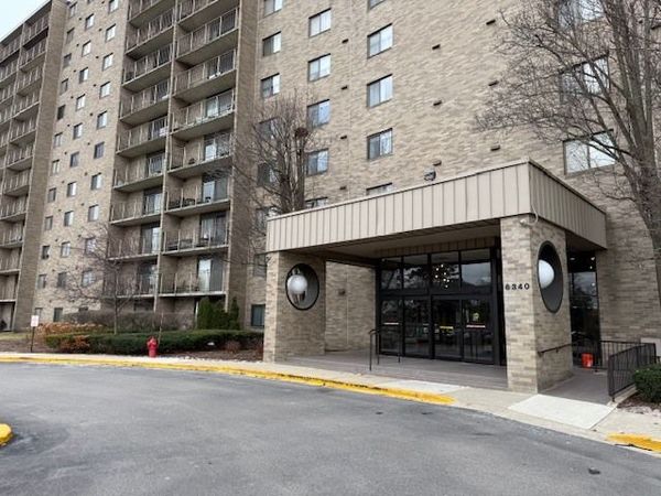 6340 Americana Drive, Unit 1102, Willowbrook, IL 60527