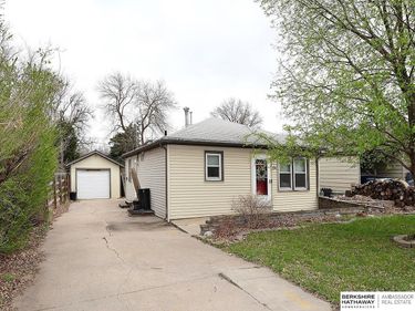 906 Knox Street, Lincoln, NE 68521