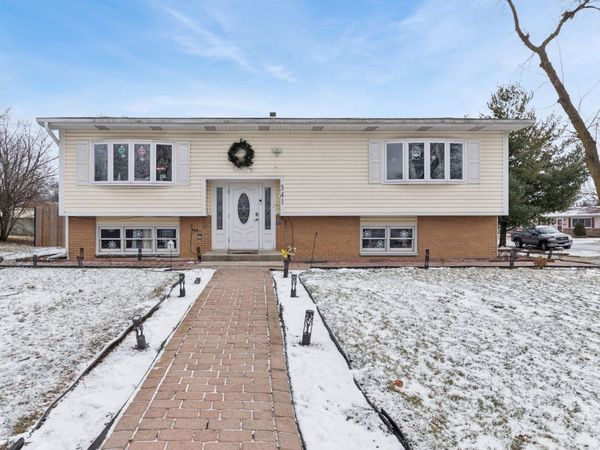 341 Woodlyn Drive, Aurora, IL 60505