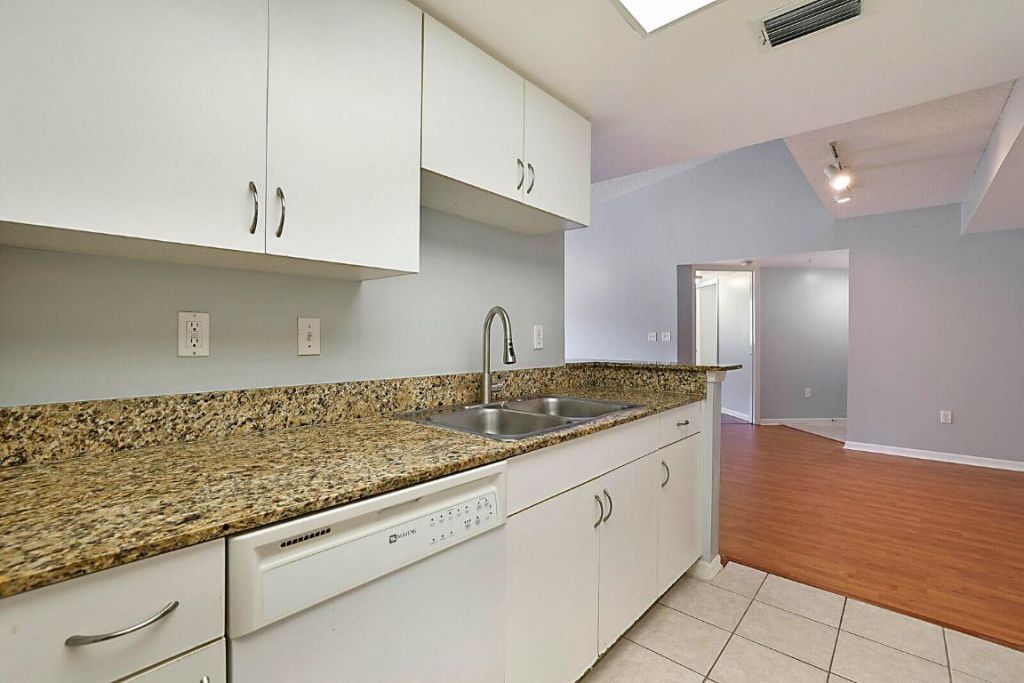 100 Crestwood Court N, Unit 113, Royal Palm Beach, FL 33411 Photo