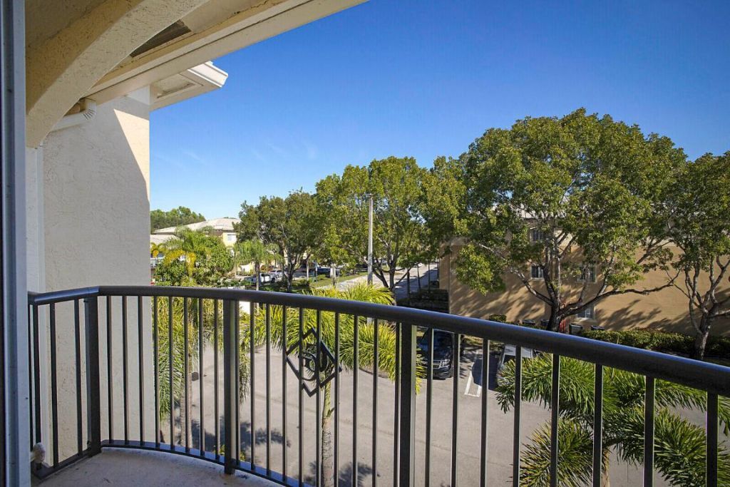 100 Crestwood Court N, Unit 113, Royal Palm Beach, FL 33411 Photo