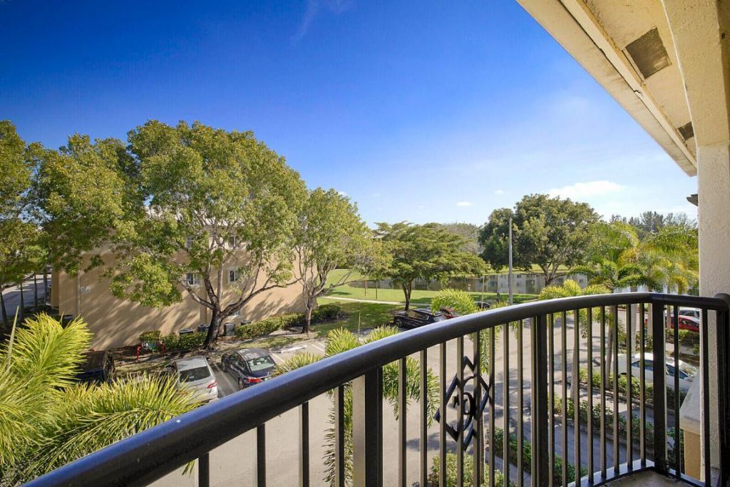 100 Crestwood Court N, Unit 113, Royal Palm Beach, FL 33411 Photo