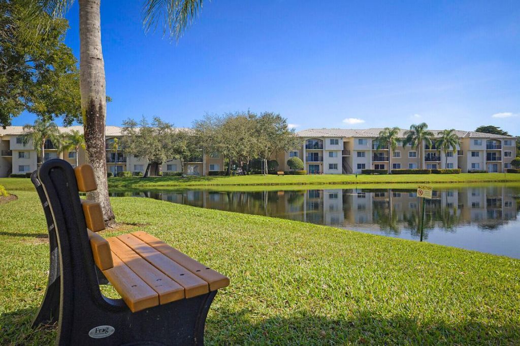 100 Crestwood Court N, Unit 113, Royal Palm Beach, FL 33411 Photo