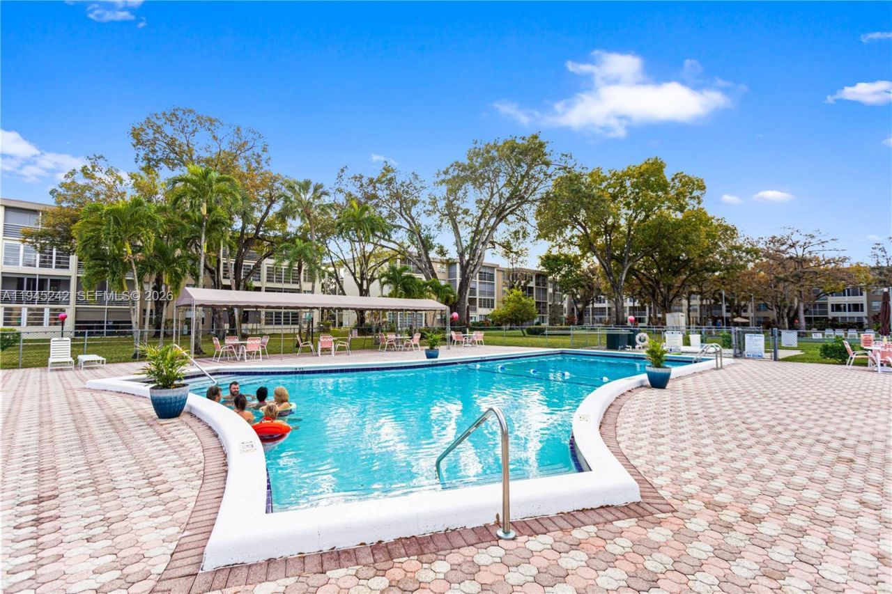 2998 NW 48th Ter , Unit 329, Lauderdale Lakes, FL 33313 Photo