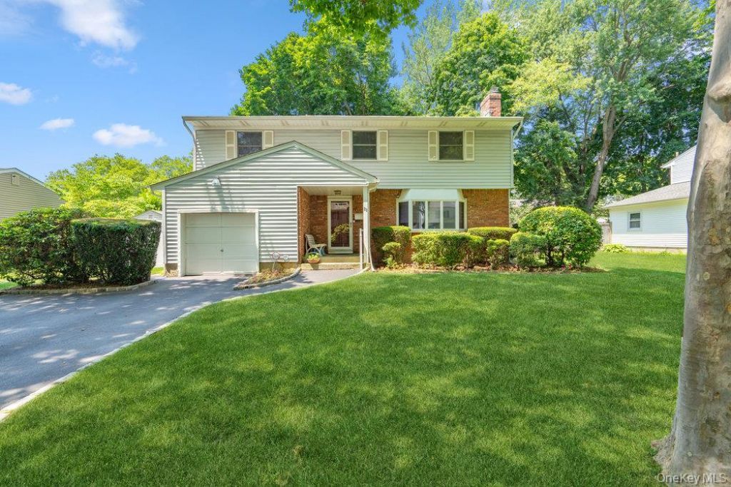 29 Munson Court, Melville, NY 11747 Main Photo