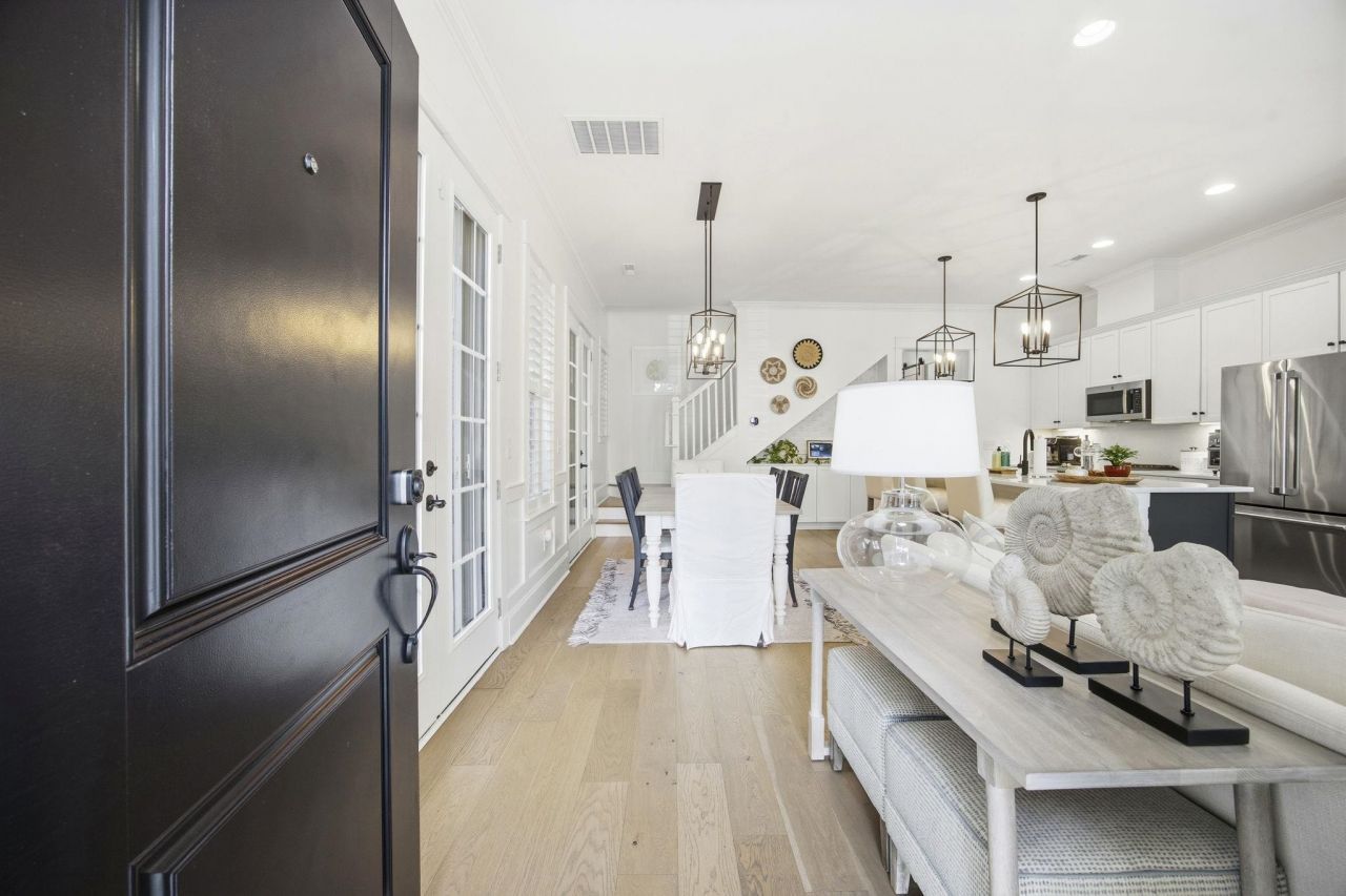 857 Iris St. Photo 2