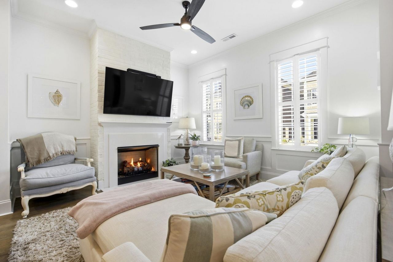 857 Iris St. Photo 3