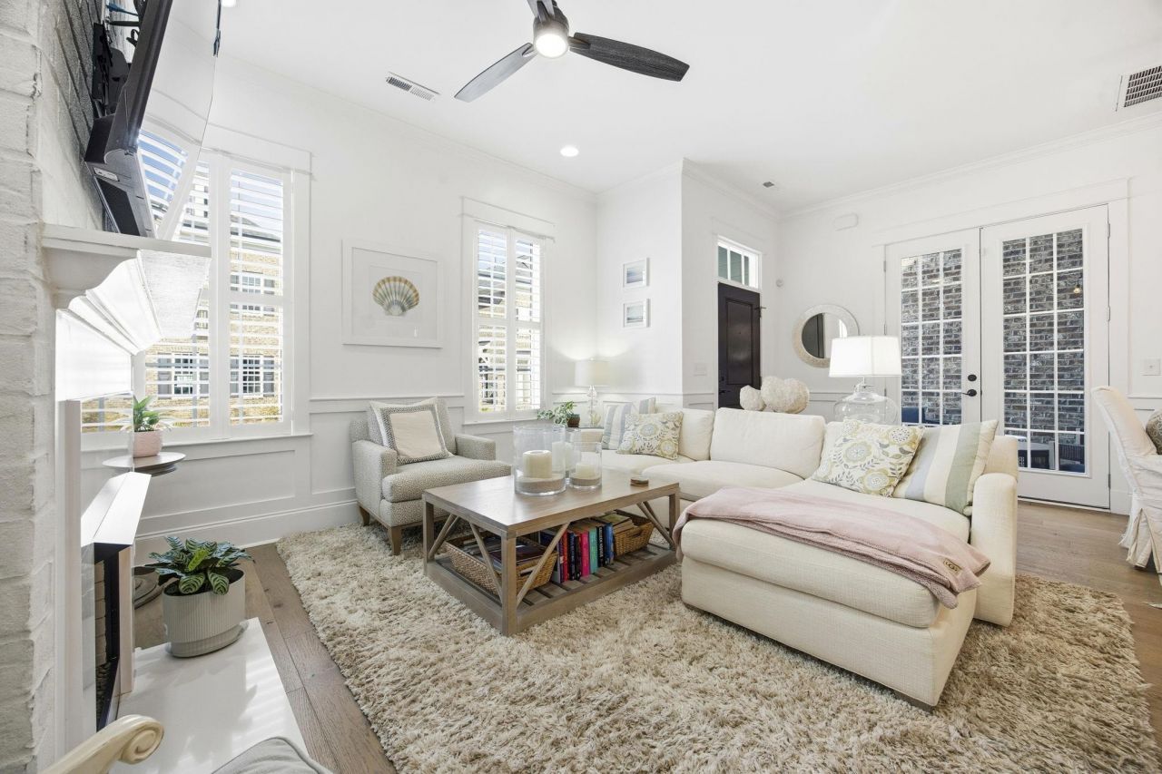 857 Iris St. Photo 4