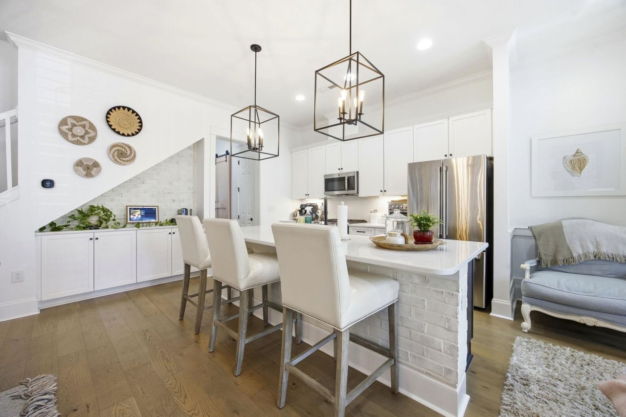 857 Iris St. Photo 6