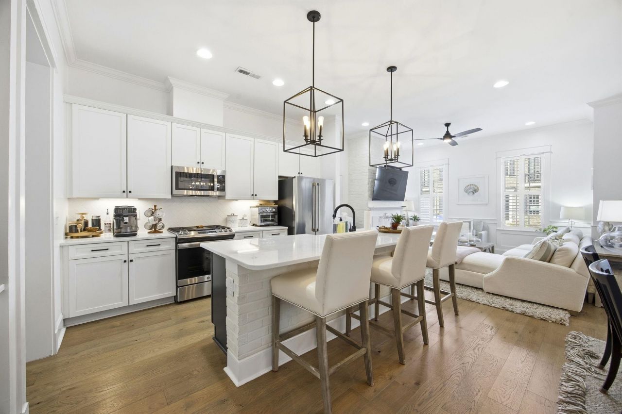 857 Iris St. Photo 8