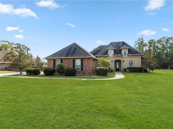 402 LONG LAKE Drive, Covington, LA 70435