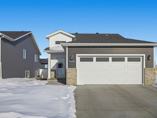2520 37th Avenue S, Moorhead, MN 56560