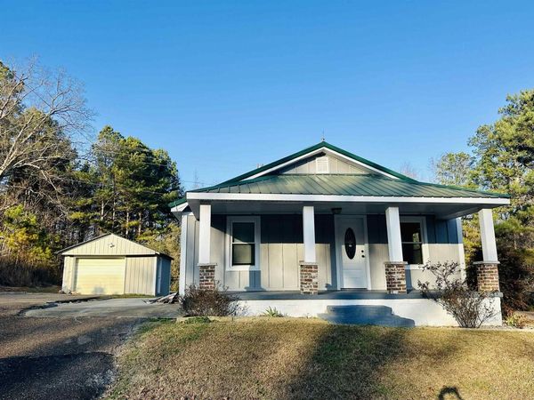 1135 W CHERRY AVE, Selmer, TN 38375