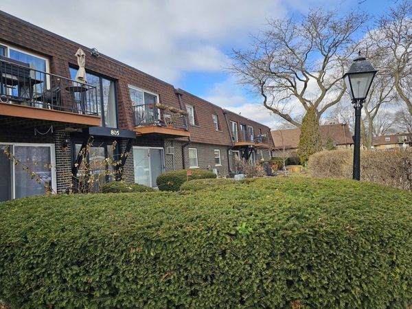 805 Grove Drive, Unit 206, Buffalo Grove, IL 60089