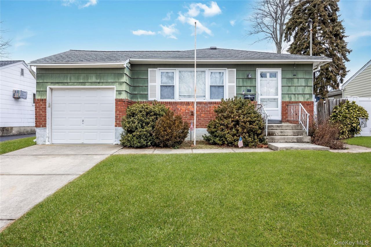 139 N Cedar Street, Massapequa, NY 11758 Main Photo
