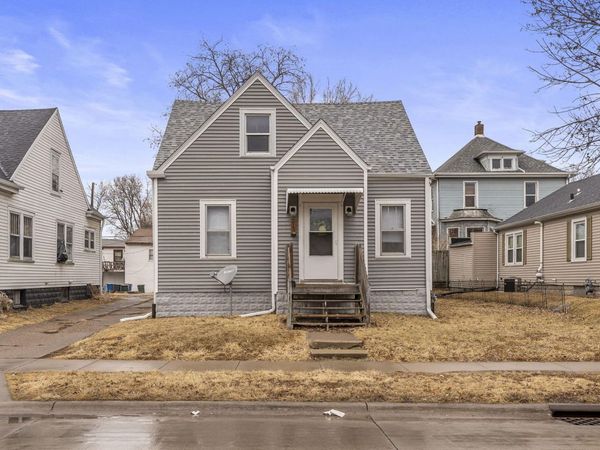 213 E 8TH ST, Muscatine, IA 52761