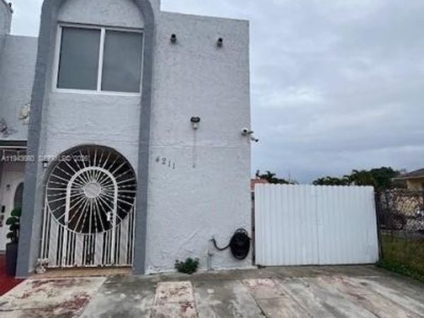 4211 W 10th Ln , Hialeah, FL 33012