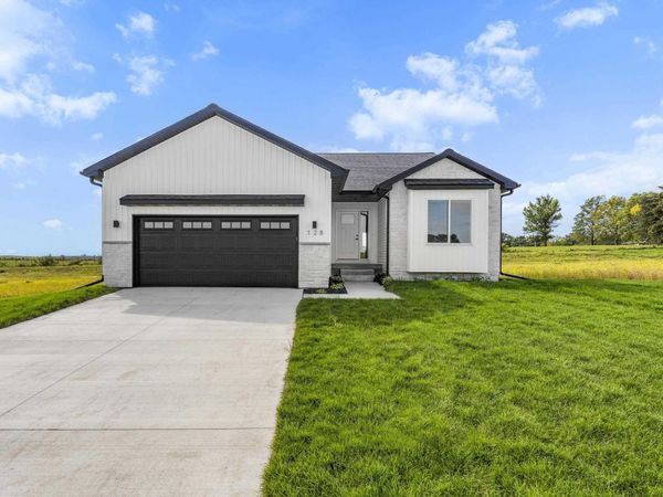 128 Paradise Blvd , Waterloo, IA 50701